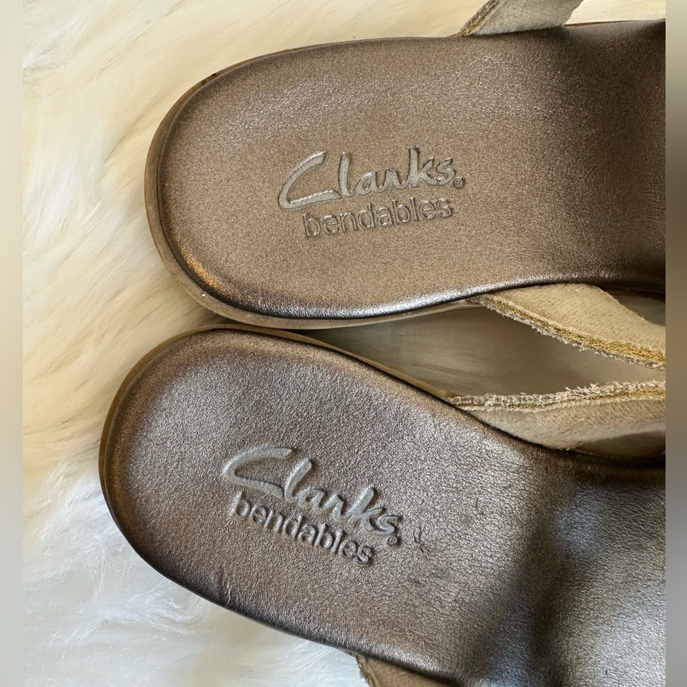 Clarks Metallic Gold Leather Ruffle Thong Slide Sandals 1”Wedge Heel Size 6M - Picture 9 of 16
